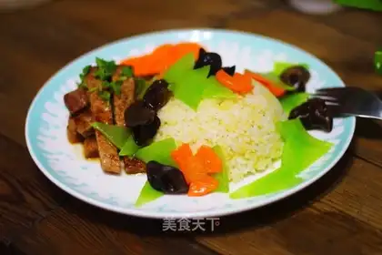 Steak-covered rice
