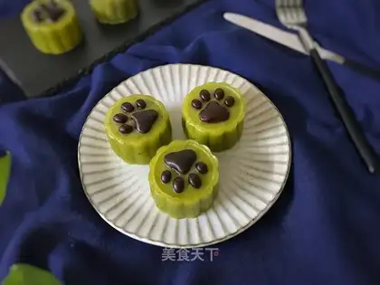 The funny cat claws