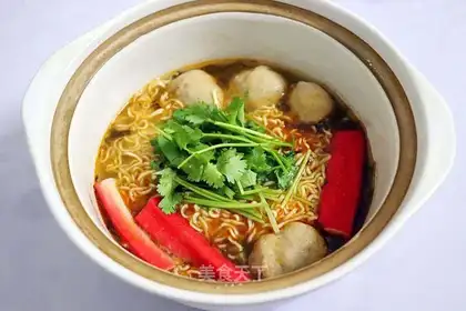 Maroon crab willow noodles