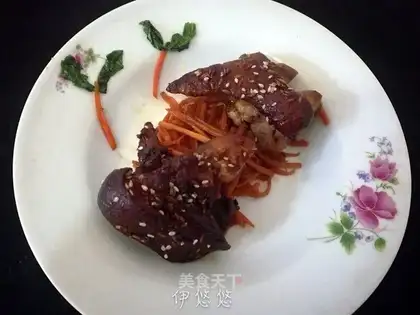 Roasted pig feet