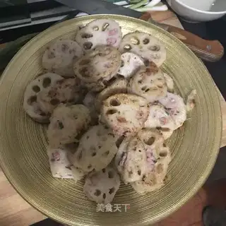 Grandma Yu is making meat
