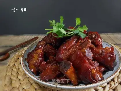 Scrambling and burning pigs' feet