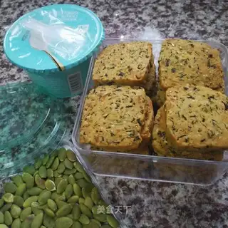Seaweed pine crackers