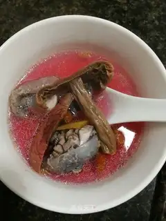 Red mushroom chicken soup