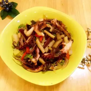 Tea mushrooms fried octopus