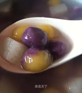 A two-coloured circle of fruit
