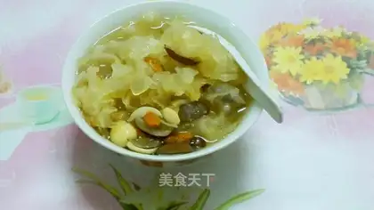 Silver-eared lily-tree soup