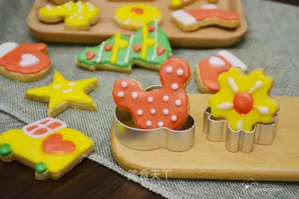 Christmas frosting cookies