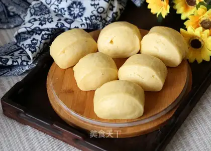 The corn knife cut the buns