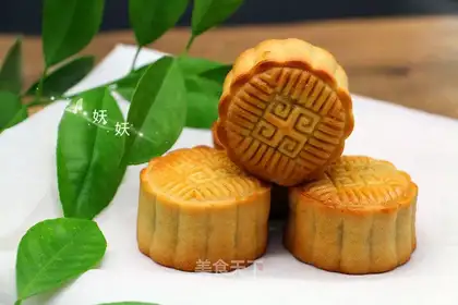 A wide bean moon cake