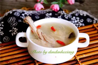 Silver-eared chicken soup