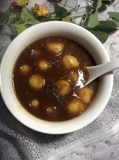 The rice congee boils rice balls