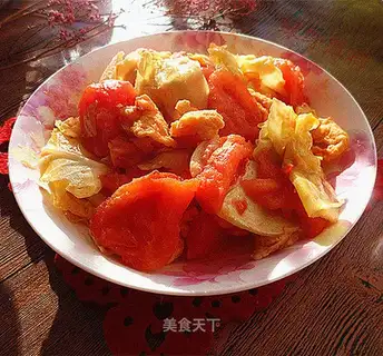 Tomato hands tore the cabbage