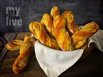 Black Sesame Spade Roast Bread