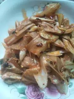 The cold hand tore the chicken