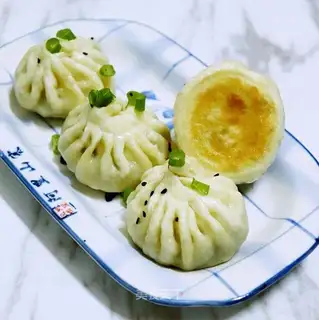 A chrysanthemum bun