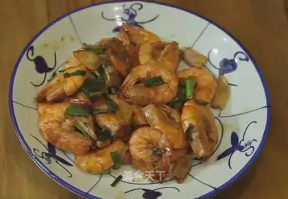 Shrimp with onions