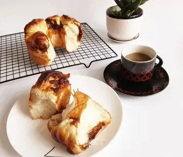 Rose sauce bread