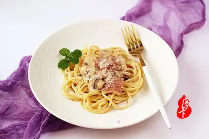 Bacon mushroom white pasta