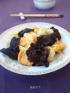 Black-muck-eared fried eggs