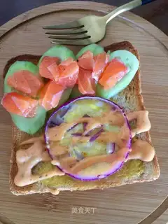 Salmon onion ring egg toast