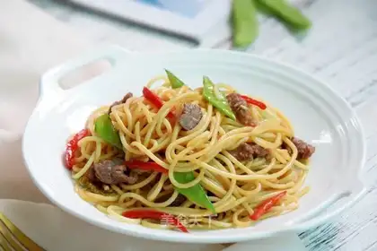 Black pepper beef pasta