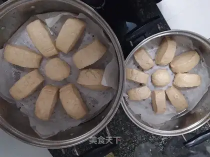 Cut the red sugar buns