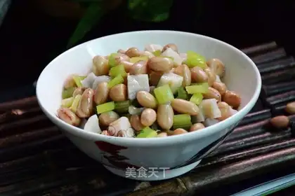 Tea with peanuts