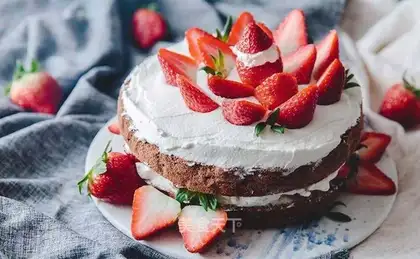 Strawberry cocoa nudity cake