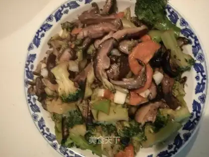 Fry mushrooms and broccoli