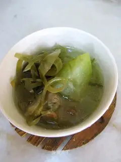 Winter melon and seaweed shredded pork ribs soup