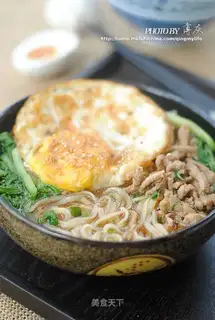 Noodles with shredded pork with green vegetables