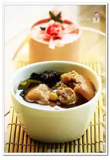 Steamed pig's feet with seaweed and soybeans