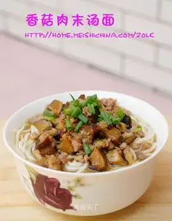 Noodles in soup with mushroom and minced pork