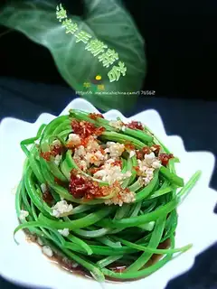 Hand-shredded garlic sprouts with cold salad