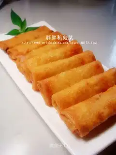 Spring rolls with shredded chicken
