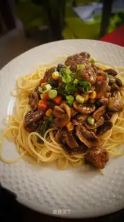 Spaghetti with black pepper and mushroom