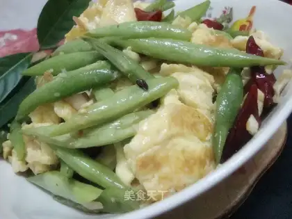 Scrambled eggs with green beans
