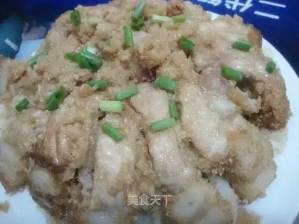 Steamed pork with lotus flour