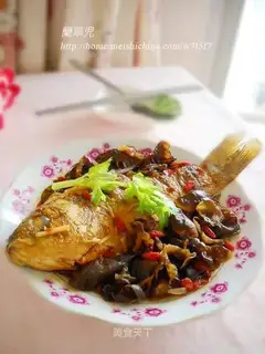Stewed crucian carp with wolfberry and fungus