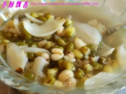 Green bean lily and coix rice soup