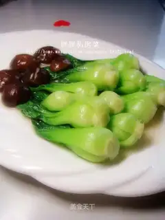 stir-fried mushrooms with green vegetables
