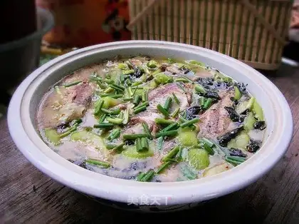 Luffa and crucian carp pot