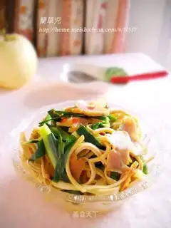 Garlic sprouts bacon and shredded white leaf