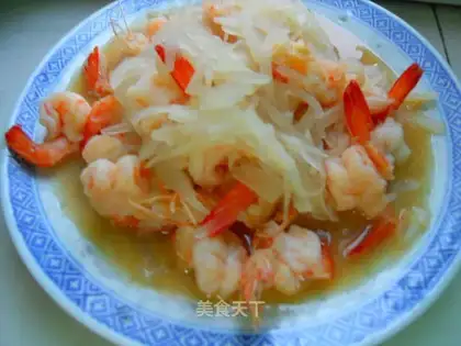 Shrimp rolls and shredded radish