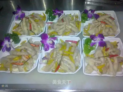 Pepper and spicy chicken feet