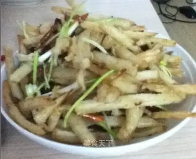 Dry stir-fried lotus root shredded