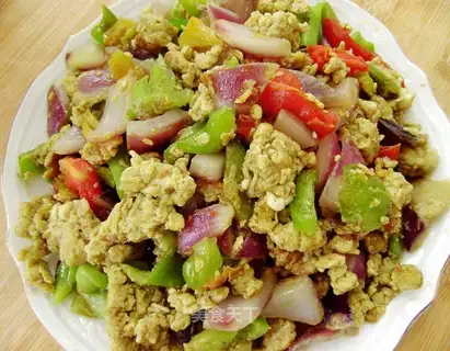 Scrambled eggs with three veggies