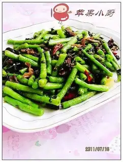 stir-fried cowpea with mouldy dried vegetables