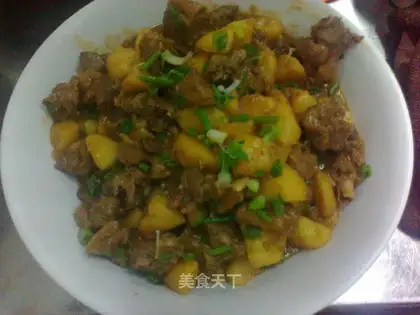 Stewed chicken nuggets with potato